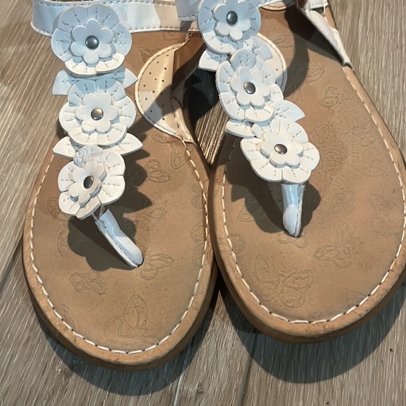 BOC Born Comfort Sandals White Flower Buckle Slingback Flops Thongs size 9 - Picture 4 of 9